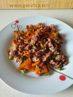 Una foto de Carne picada con calabaza y cebolleta