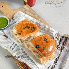 A picture of Pav omelette or bun omelette.