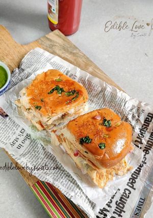 A picture of Pav omelette or bun omelette.