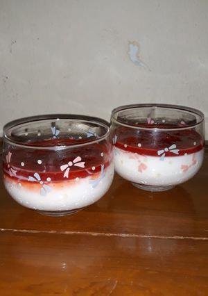 Foto resep Vanilla Panna Cotta with Strawberry Compote