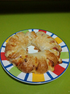 Una foto de Rosca de hojaldre de jamón y queso