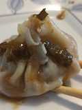 Dumplings de camarones con salsa tibia de naranja