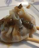Dumplings de camarones con salsa tibia de naranja