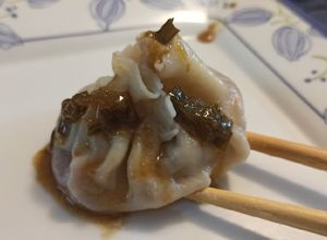 Una foto de Dumplings de camarones con salsa tibia de naranja