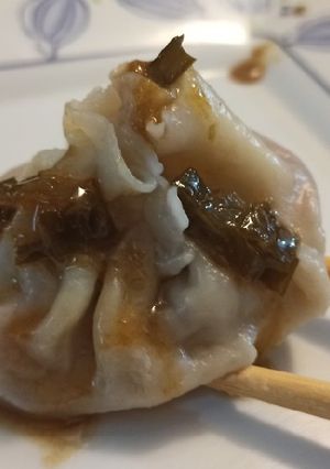 Una foto de Dumplings de camarones con salsa tibia de naranja