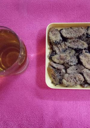 A picture of Karela chips with apple juice (bitter guard chips).