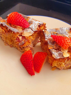 Una foto de Tarta de almendra y fresas