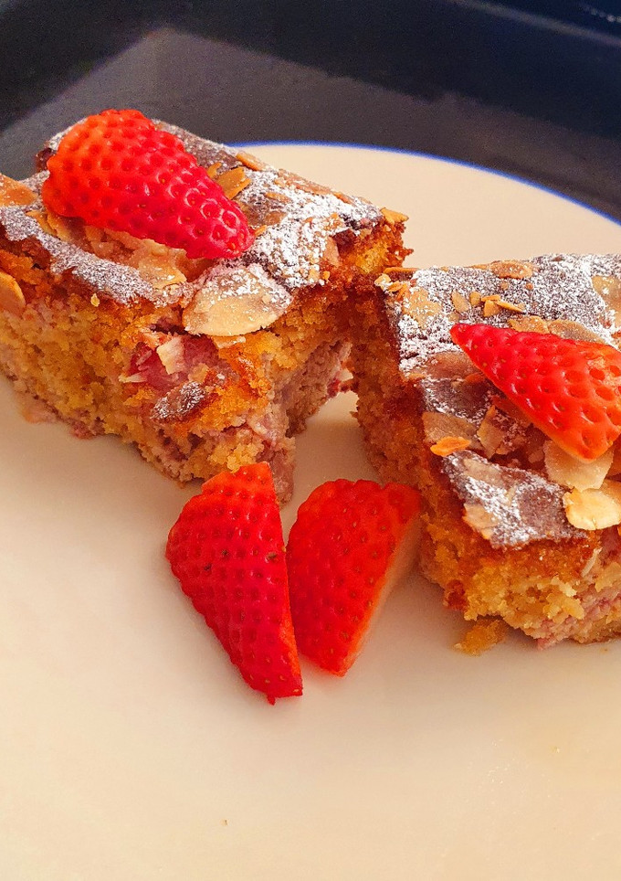 Una foto de Tarta de almendra y fresas