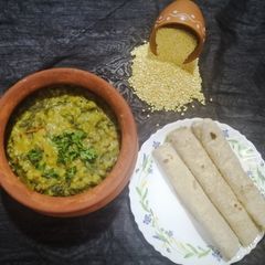A picture of Dal palak (In pressure cooker).