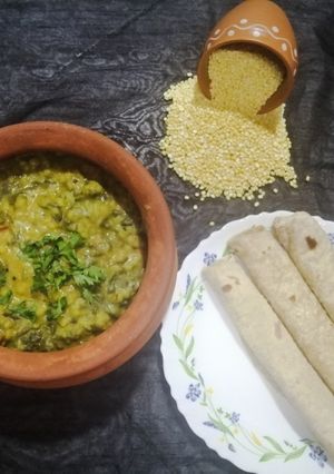 A picture of Dal palak (In pressure cooker).
