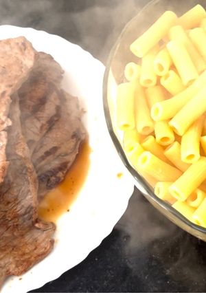 Una foto de Churrasco a la sartén con fideos