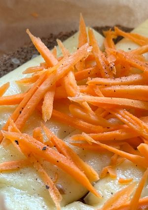 Hình của món Tartine Bánh Mì Ngũ Cốc Phô Mai & Cà Rốt Tươi.