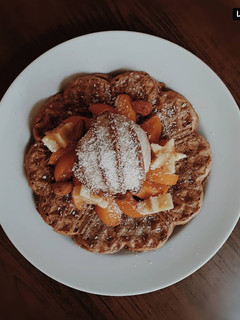 Una foto de Waffles de banana y avena + Helado de banana y manjar