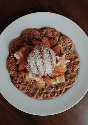Una foto de Waffles de banana y avena + Helado de banana y manjar