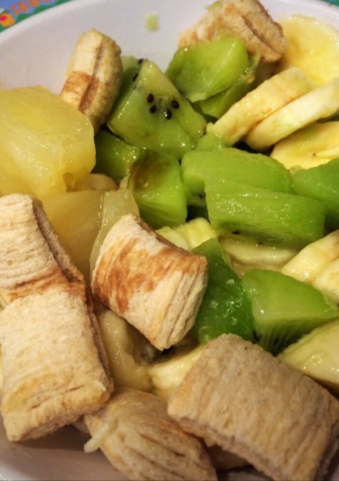 Una foto de Desayuno saludable: banana, kiwi, anana, cereales y vainilla