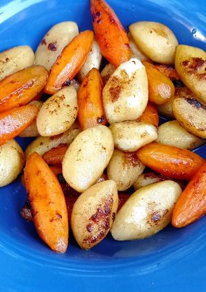 Una foto de Papas y zanahorias torneadas gratinadas agridulces