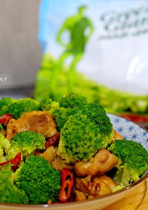 青花炒嫩雞 - 綠巨人纖翠綠花椰菜 的食譜成品照片