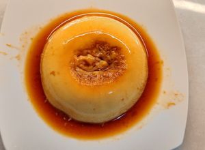 Una foto de Flan en microondas en taza🍮🍮