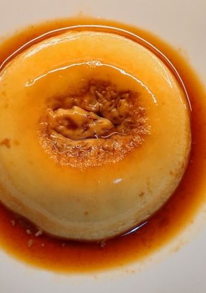Una foto de Flan en microondas en taza🍮🍮