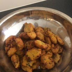 A picture of Bread fritters (bhajiyas).
