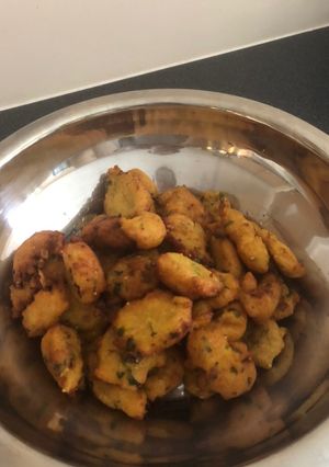 A picture of Bread fritters (bhajiyas).