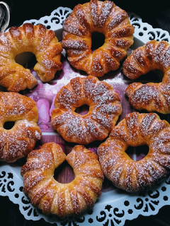 صورة لوصفة بريوش قطني رائع محشو بالشوكولاته 🥯🍫