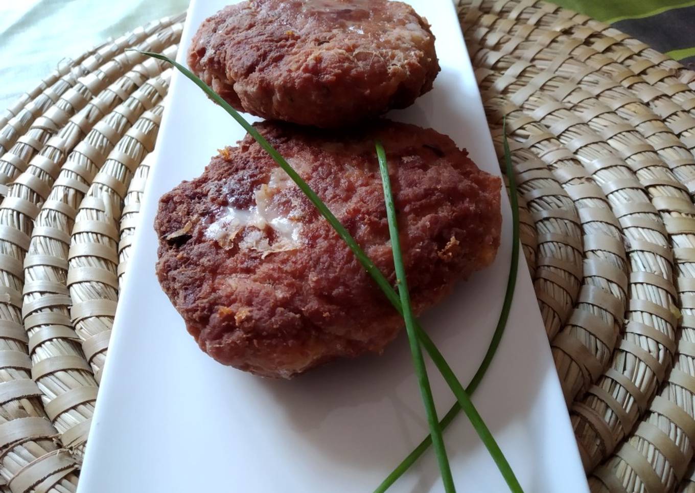 Hamburguesa con queso de cabra, cebolla frita y cebollino