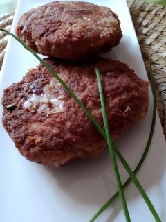 Una foto de Hamburguesa con queso de cabra, cebolla frita y cebollino
