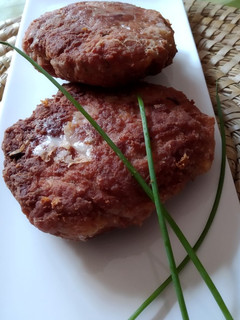 Una foto de Hamburguesa con queso de cabra, cebolla frita y cebollino