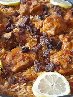 Una foto de Kabsa de pollo con arroz