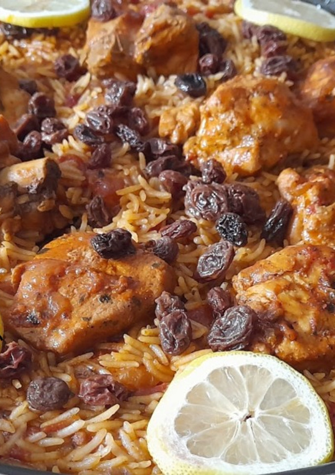Una foto de Kabsa de pollo con arroz