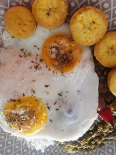 Una foto de Lentejitas con salsa verde
