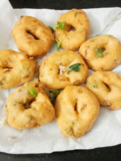 மொறு மொறு உத்தீனா வடே... (Uddina vade) செய்முறை முக்கிய புகைப்படம்