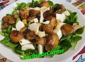 Foto principal de Ensalada de canónigos con garbanzos, queso fresco, champiñones y miel