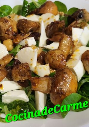 Una foto de Ensalada de canónigos con garbanzos, queso fresco, champiñones y miel