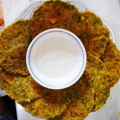 A picture of Methi lasunThepla.