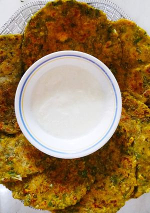 A picture of Methi lasunThepla.