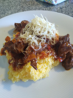 Una foto de Polenta con estofado de carne