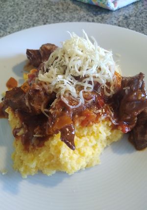 Una foto de Polenta con estofado de carne