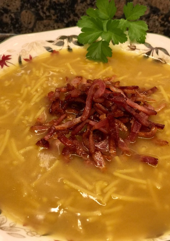 Una foto de Sopa de pollo con fideos al curry