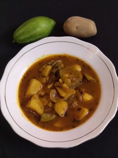 आलू परवल की सब्जी (aloo parwal ki sabzi recipe in Hindi) रेसिपी मुख्य फोटो
