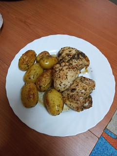 Una foto de Pollo cocido y embarrado al horno con papas asadas