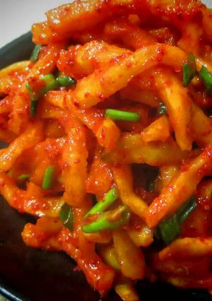 Hình của món Nộm Củ Cải Khô 무말랭무침.