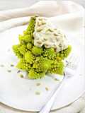 Romanesco con salsa de queso azul