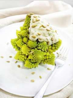 Una foto de Romanesco con salsa de queso azul
