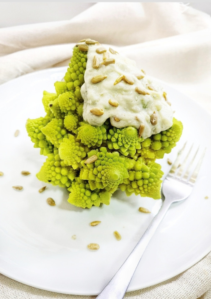 Una foto de Romanesco con salsa de queso azul