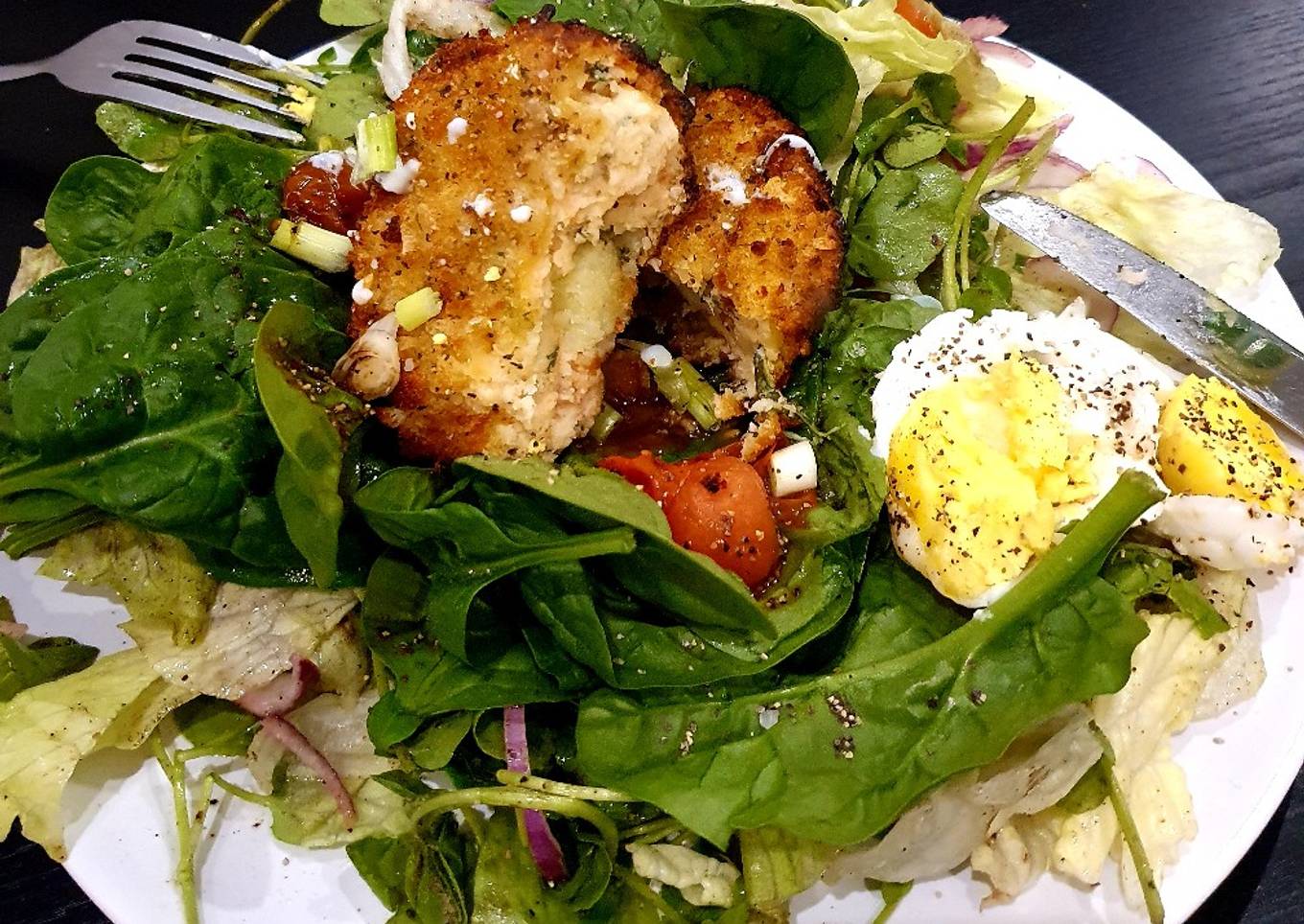 Salmon and spinach fish cakes with lemon and black pepper crust