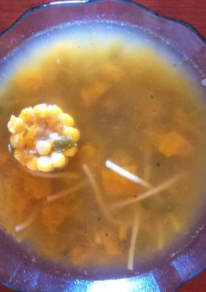 Una foto de Sopa de zapallo y choclo con pollo (económica para dieta)