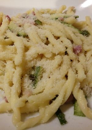 A picture of Fresh pasta with asparagus and pancetta.
