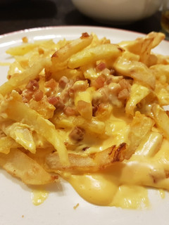 Una foto de Papas con cheddar y panceta!!